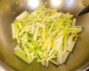 养生食补西芹炒鸡蛋的做法