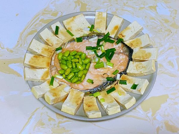 三文鱼毛豆蒸豆腐