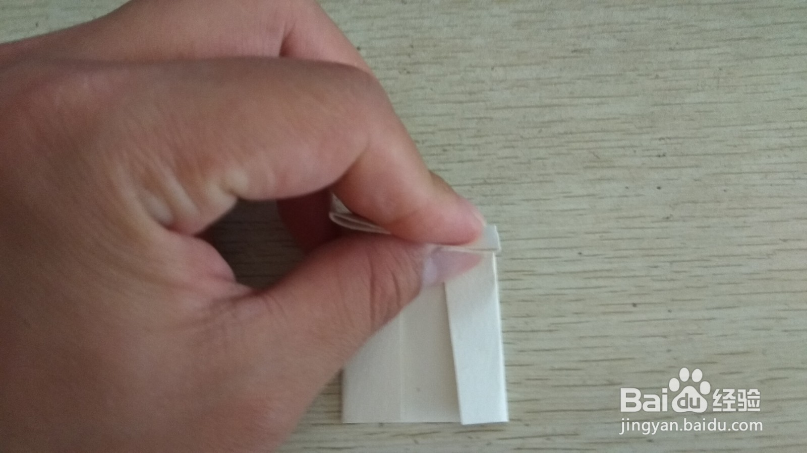 如何用一块正方形的纸做简易的中性笔的支架