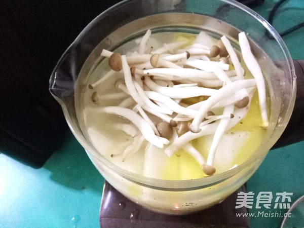 蟹味菇萝卜鸡汤