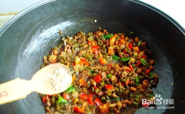 一步步做喜欢的酸豆角肉丁蒸豆腐