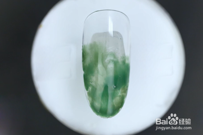 怎样做绿色晕染贝壳美甲？