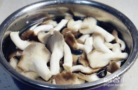 菌菇炖汤鱼头的做法