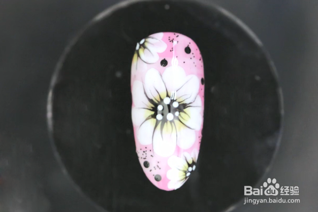 怎样做粉色格子花卉美甲？