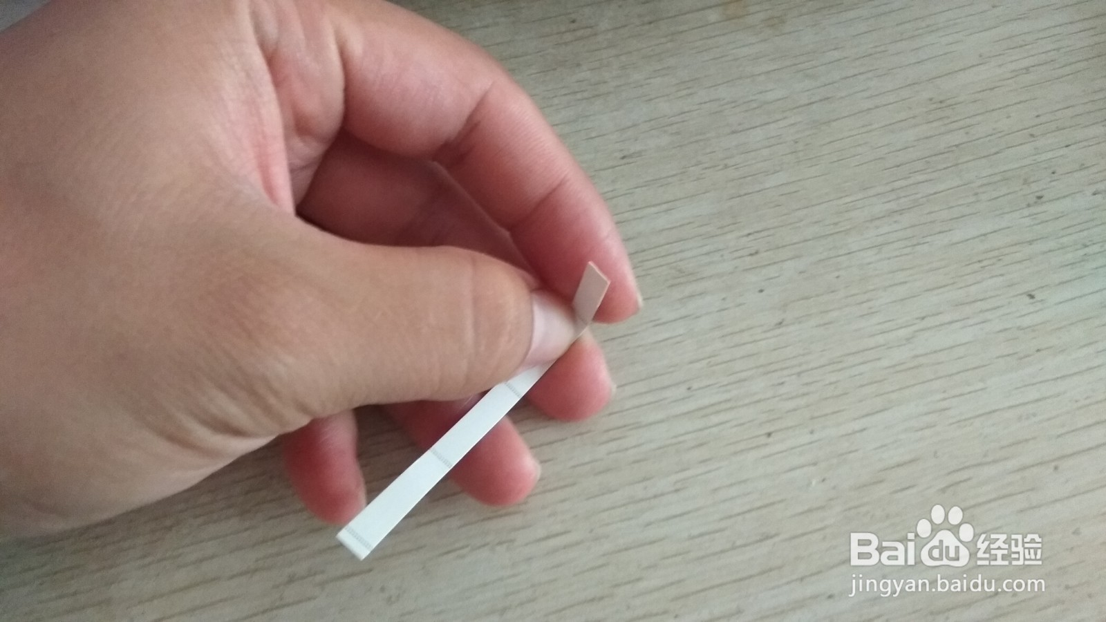 如何用一个细长的硬卡纸做简易的手机的支架