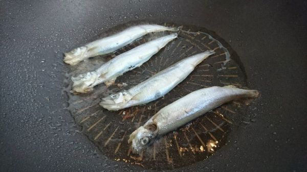 百里香煎多春鱼