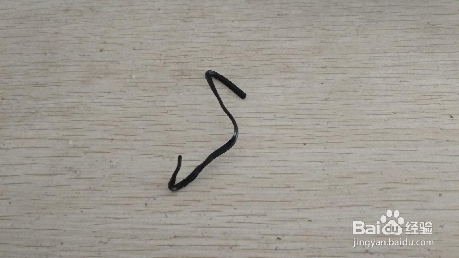如何用一个数据线绑绳弯曲成简易的中性笔的支架