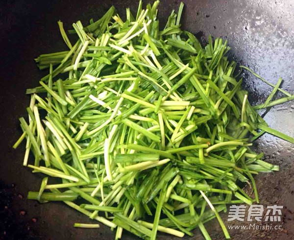 韭菜炒鸟贝的做法