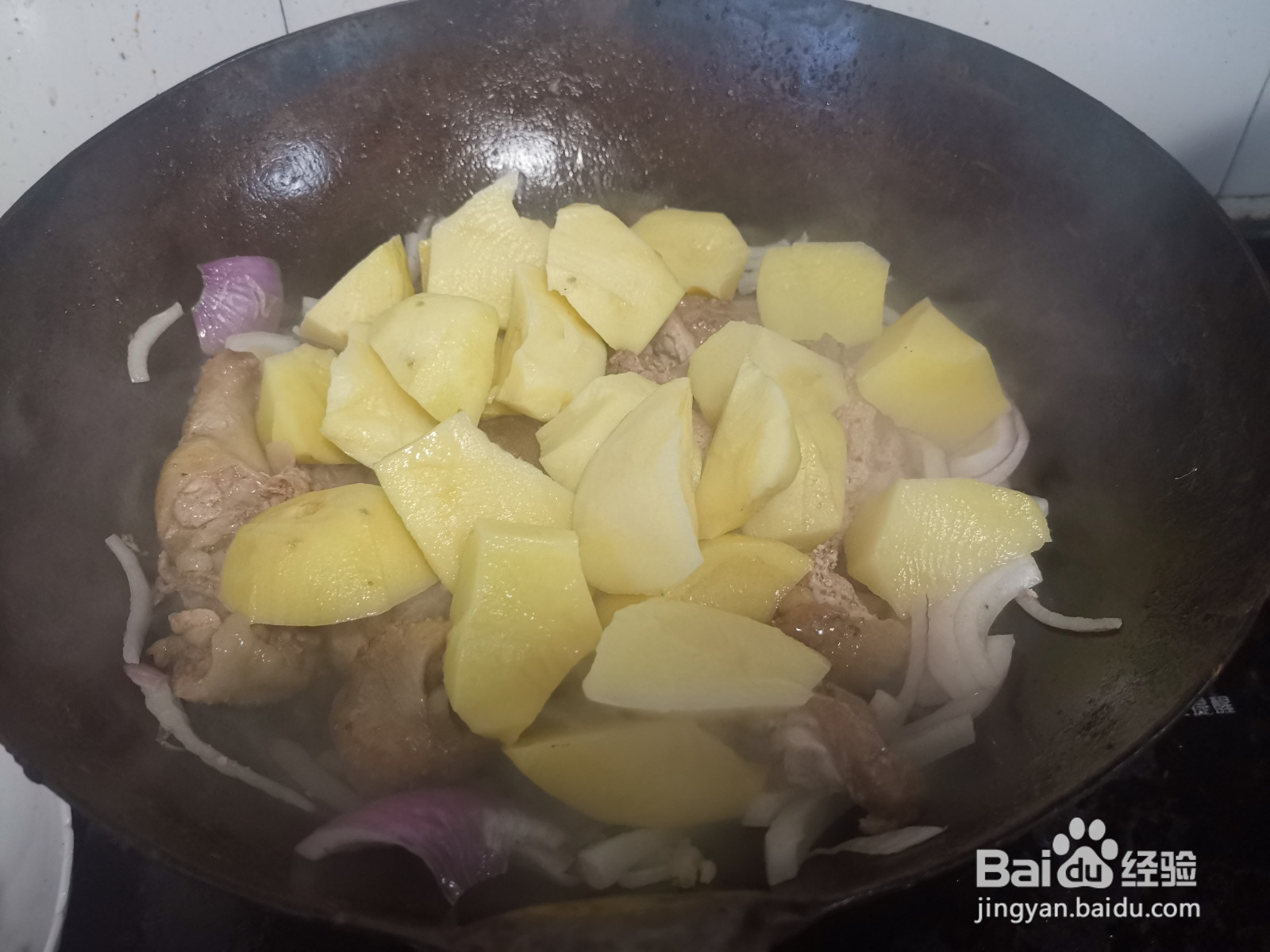 辣酱炖鸡肉土豆块