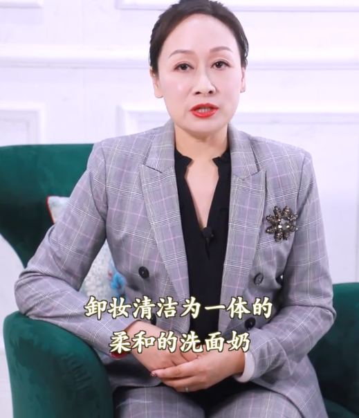 敏感肌肤只能用清水洗脸吗