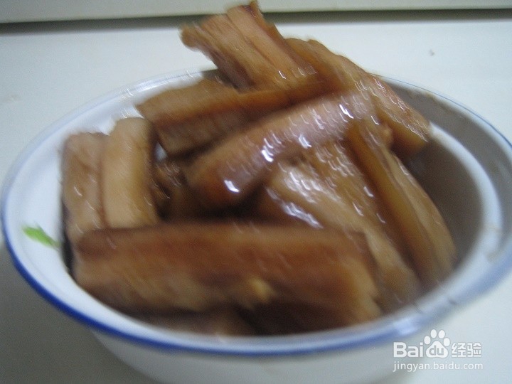 老年人怎样用相机来拍出锅的肥猪肉段