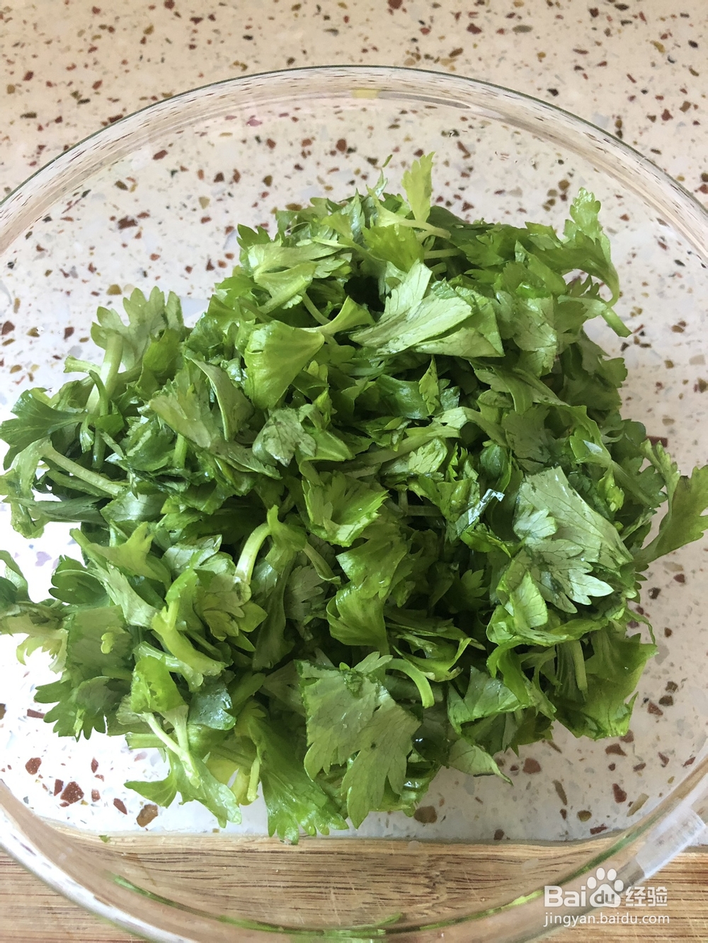 做出入味的芹菜叶子鸡蛋饼