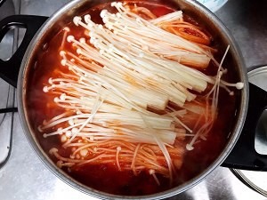 食补佳品西红柿金针菇豆腐汤的做法