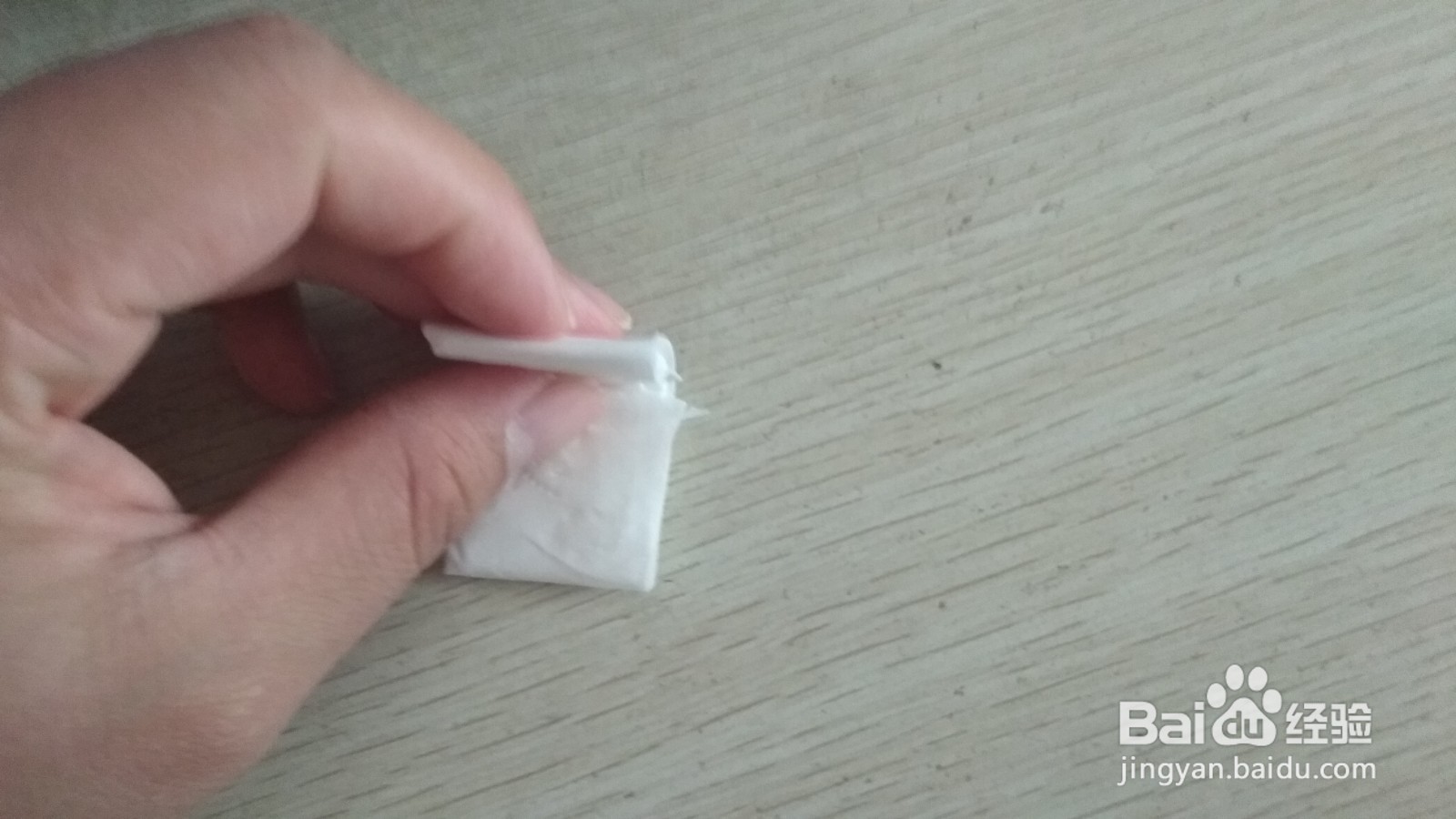 如何用一张长方形手纸做简易的中性笔的支架