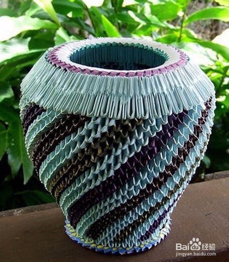 如何利用废旧扑克制作艺术花瓶?