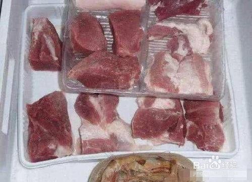 肉冻在冰箱里被黏住了怎么办