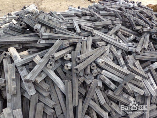 野外露营时生火的步骤、技巧及常用工具