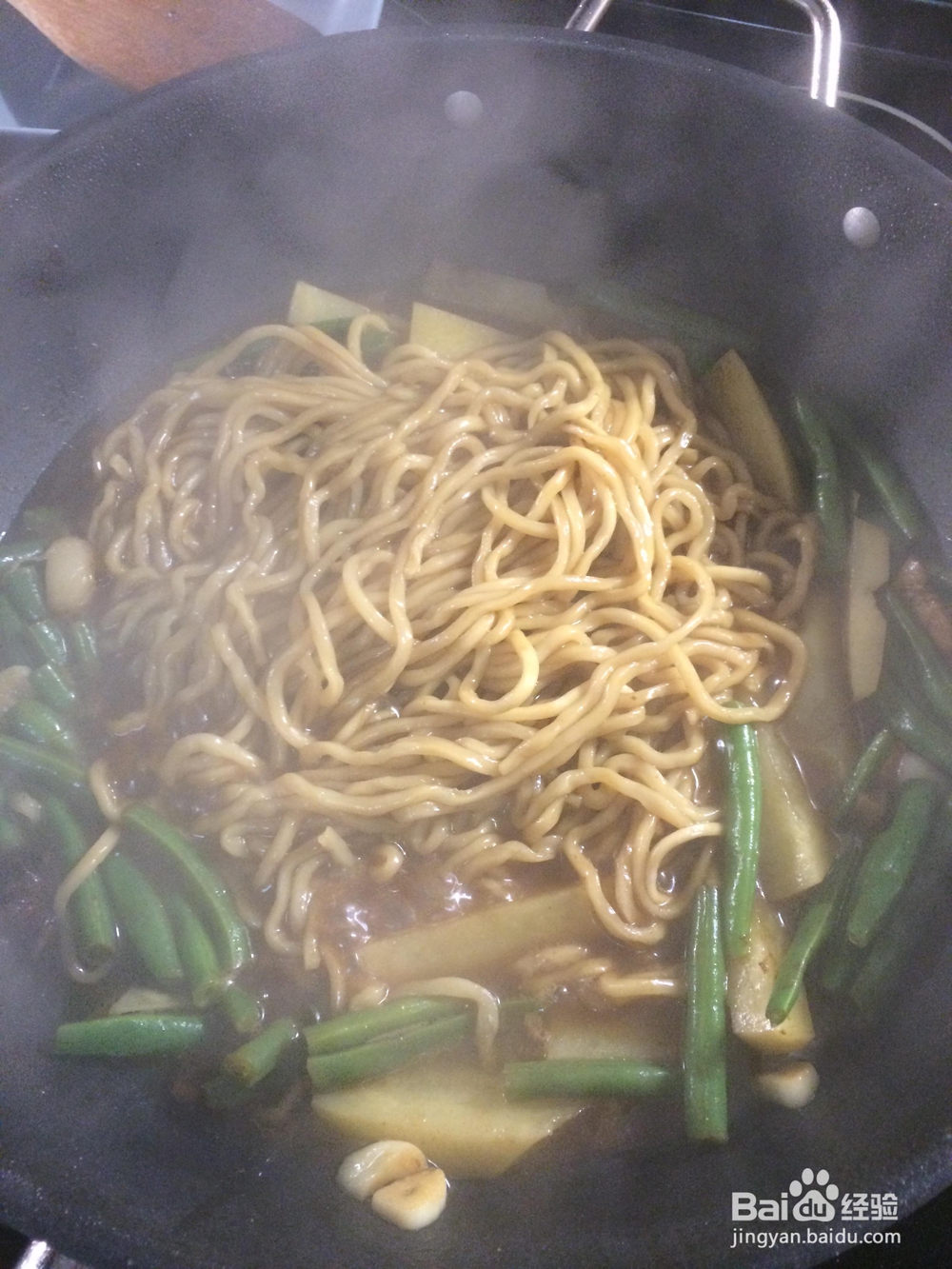 好想大快朵颐的五花肉豆角土豆焖面