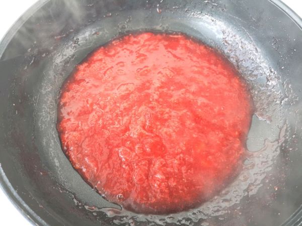 香甜草莓酱和草莓气泡水