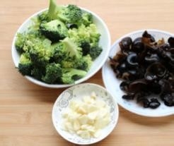 怎么做凉拌西兰花木耳