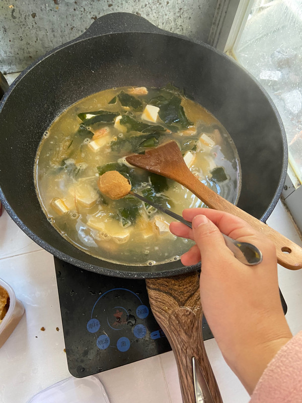 豆腐裙带菜鲜虾味增汤