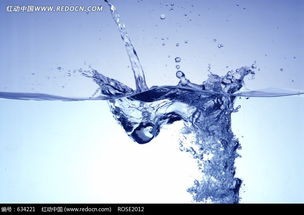 一束水流射入水中,为什么会产生气泡