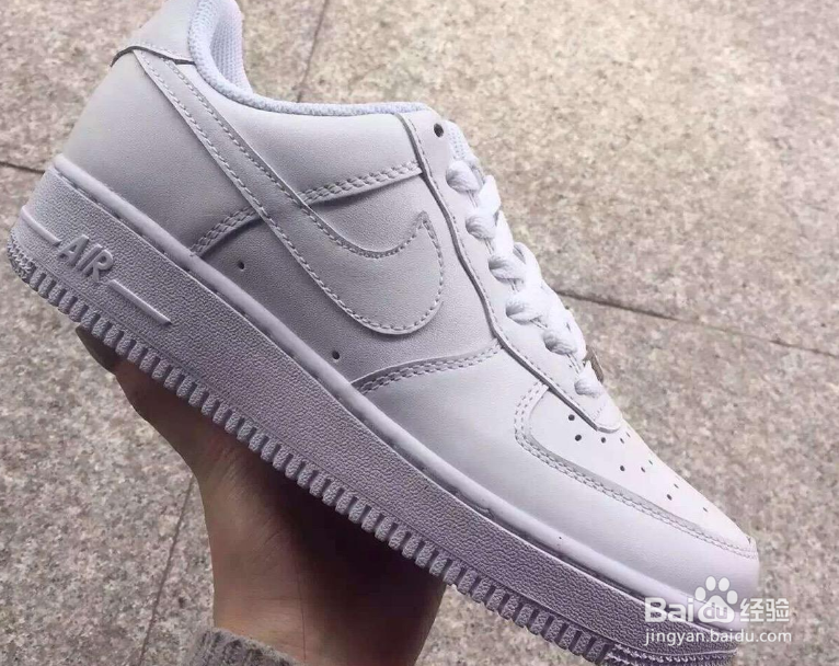 学生们如何挑选一双自己喜欢的小白鞋？