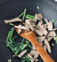 蒜香茼蒿炒猪肝