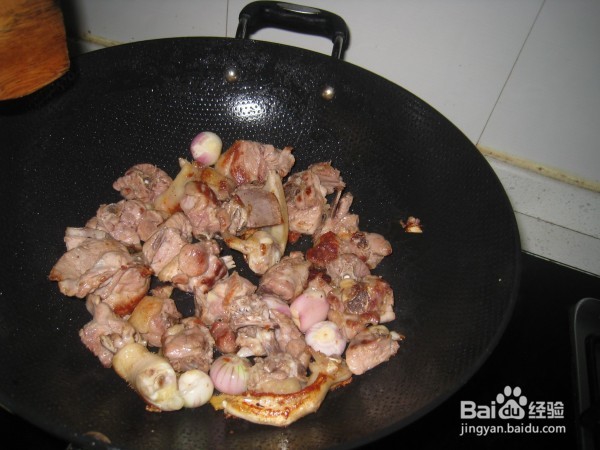 秋栗红烧鸭肉的做法