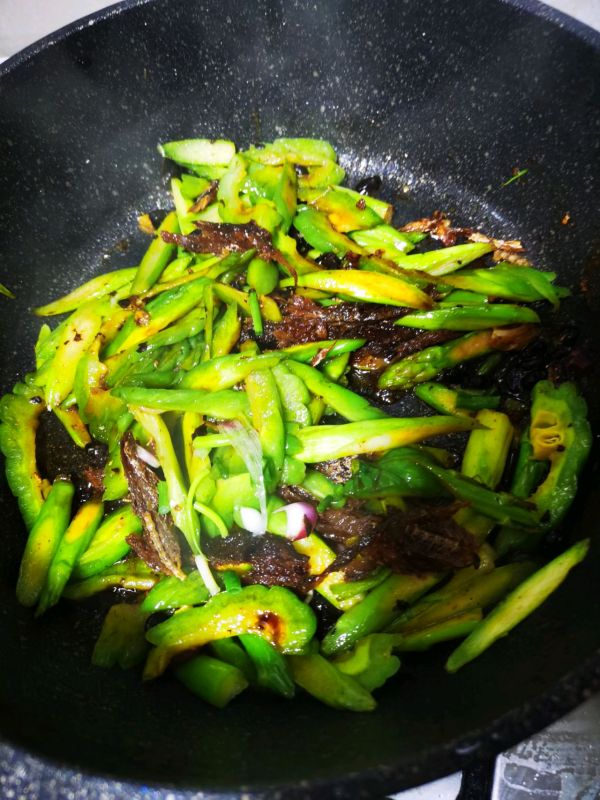 豆豉鲮鱼炒苦瓜