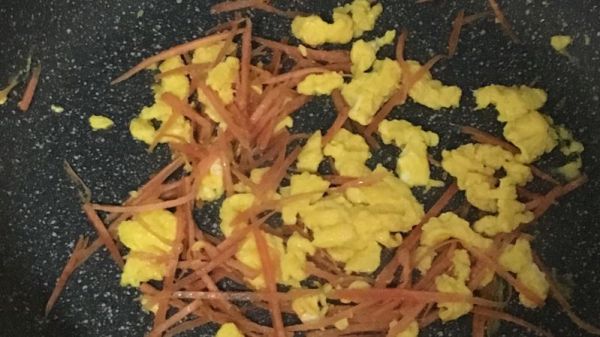 胡萝卜鸡蛋炒饭