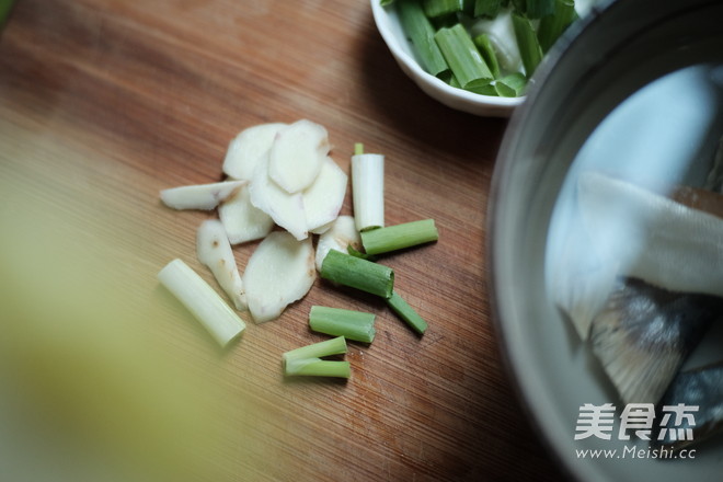 瑶柱金鲳鱼干粥