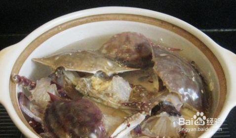 一步步做馋嘴的梭子蟹胡萝卜豆腐汤