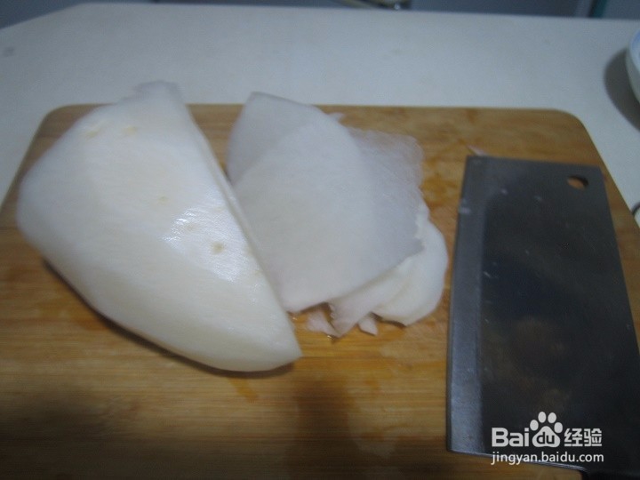 老年人怎样用刀来切白萝卜条