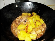 土豆烧鸭子的家常做法