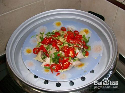 家常菜肴红椒蒸咸鸡