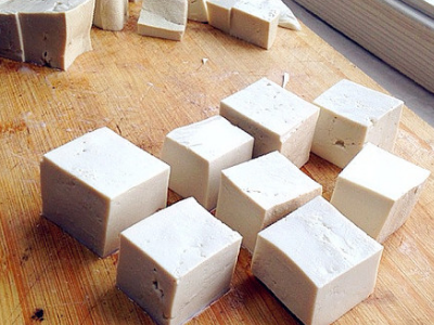 豆腐乳制作时发黄变粘稠正常吗