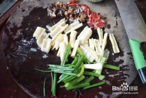 家庭自制豌豆春笋腊肉焖锅饭