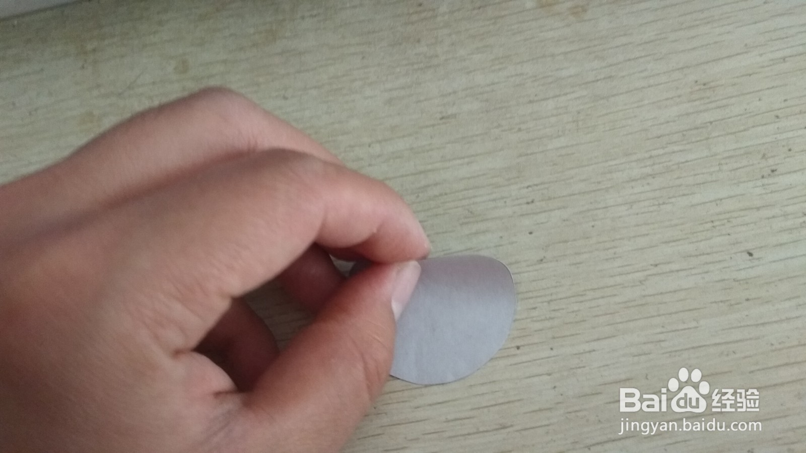 如何用一个圆形纸做中性笔的简易支架