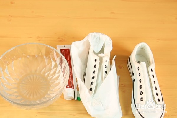 如何清洗白色鞋子？