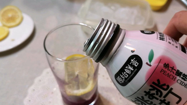 火龙果桃桃汽泡饮