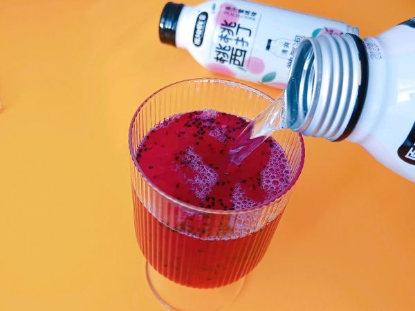 火龙果蜜桃气泡水
