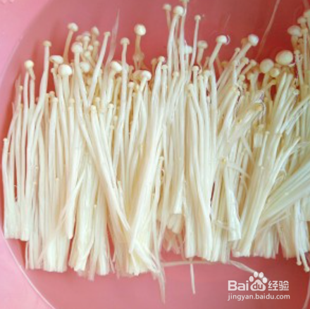 美味的蒜蓉豆瓣酱蒸金针菇