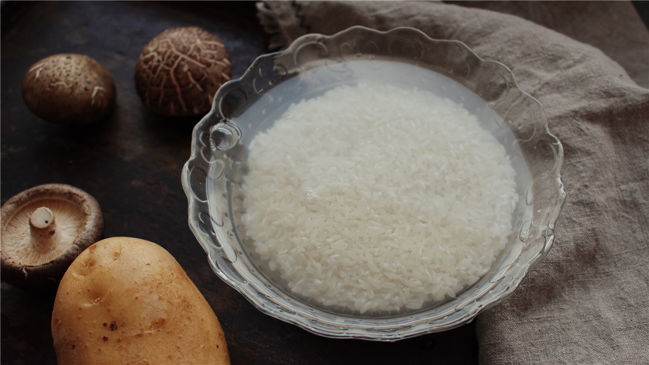 香菇土豆油饭的做法，妈妈们学会了吗？