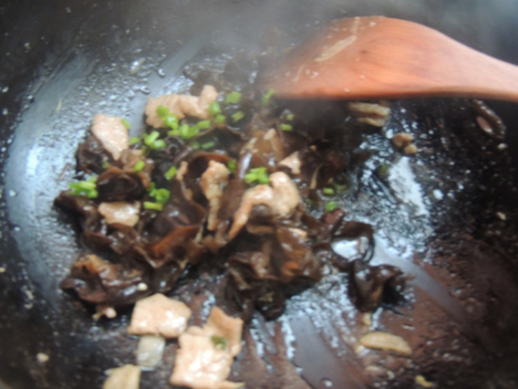 简单又美味的黑木耳炒肉片的做法,看完你就知道!