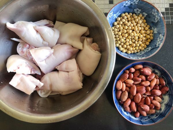 黄豆花生炖猪蹄