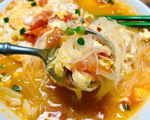 快手汤｜鸡蛋西红柿粉丝汤