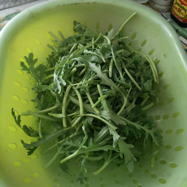 松仁枸杞拌茼蒿