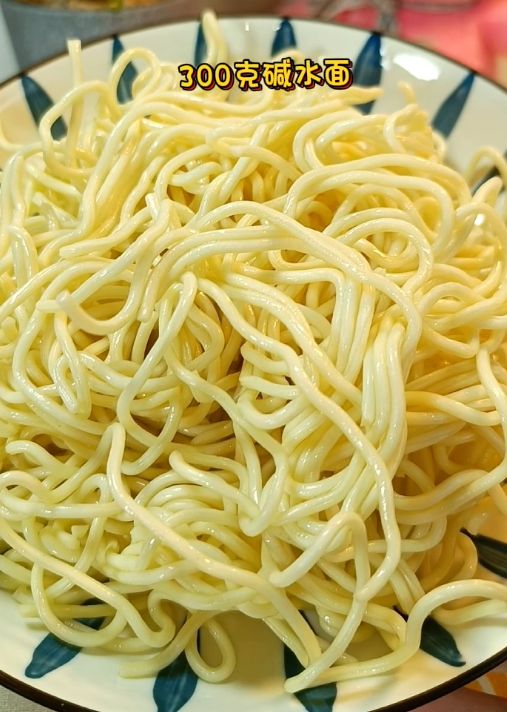 周末轻松早餐炸酱面