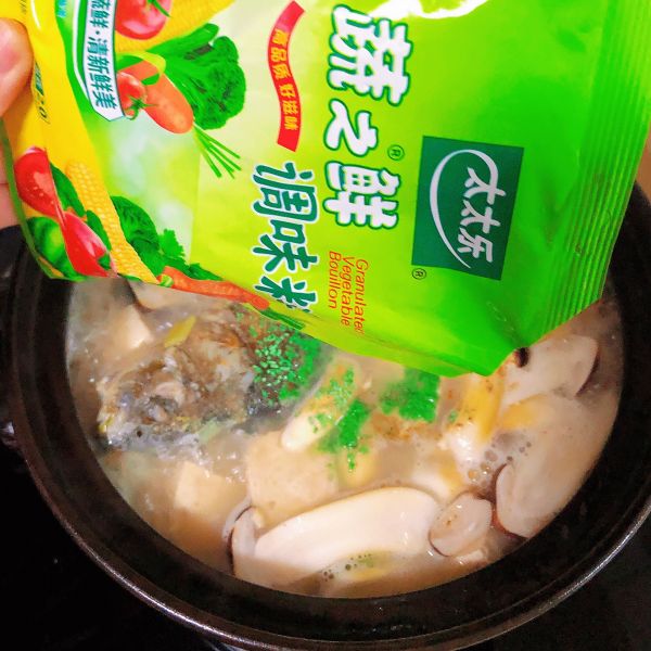 松茸豆腐鲫鱼汤